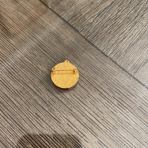 Vintage Collectible Pin: Tupperware Tupper Seal Gold Tone Pin, Lapel Pin - Picture 7 of 13